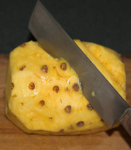 Remove pineapple eyes